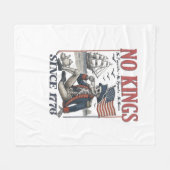 レトロな「No Kings Since 1776」王政拒否のクラシックデザイン フリースブランケット (正面(横))