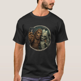 レトロなUFOでビッグフットとエイリアンがセルフィー Tシャツ
