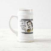 レトロのおばあさんのTシャツおよびギフト ビールジョッキ (左)