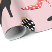 レトロのカラフルでガーリーなハイヒールポンプはパターンに蹄鉄を打ちます ラッピングペーパー (ロールコーナー)