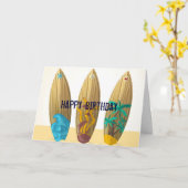 レトロのサーフボードのトリオの夏のビーチの誕生日 カード (黄色い花)