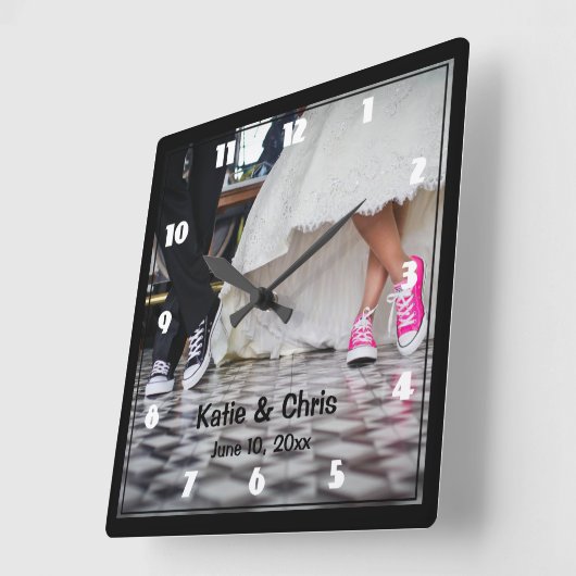 レトロのスタイルの五十年代のダイナーの結婚式のカップル スクエア壁時計 (傾斜)