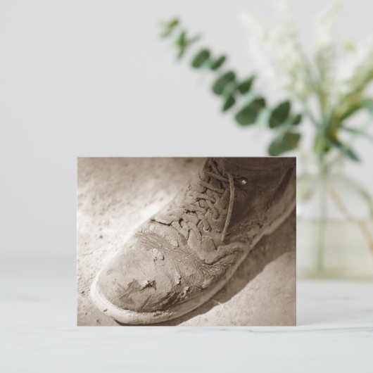 レトロのセピア色の擦り切れたな仕事のブーツの退職の招待状 招待状 (スタンド正面)