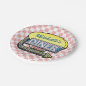 レトロのダイナーの印50sのピンクのチェック模様のパーソナライズ ペーパープレート (アングル)