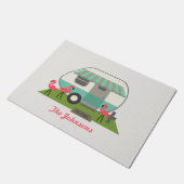 レトロのヴィンテージのキャンピングカートレーラーのパーソナライズな玄関マット ドアマット (アングル)