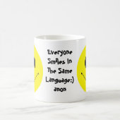 レトロのヴィンテージの顔の幸せなスマイルのにやにや笑いのマグのコップ コーヒーマグカップ (中央)