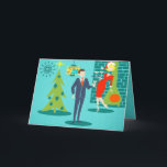 レトロの休日の漫画のカップルのクリスマスカード シーズンカード<br><div class="desc">このレトロの休日の漫画のカップルのクリスマスカードは休日の精神に置きます。 前部設計特微ティール（緑がかった色）の煉瓦およびオリーブ色の円錐形の暖炉のターコイズの背景。 黄色、青および黒の色合いにティール（緑がかった色）、スターバストの柱時計および二重のペンダント灯があります。 緑のクリスマスツリーは黄色い星およびティール（緑がかった色）のオーナメントと飾られます。 前部および中心、青いスーツに顕著な、マルティーニswillingのビジネスマンおよびオレンジタイがあります。 彼の側面に、トロフィの妻の彼のブロンドの爆弾はマルティーニの皿を握っている間赤い振れの服およびサンタの帽子を身に着けています。 カードの内部は特色にします単語を囲む2ヴィンテージのスターバストのターコイズの背景を"幸せな休日"。 Fa la laディディミアムda!</div>