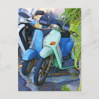 レトロの写真のイタリア語はPiaggioのスクーターを作りました ポストカード