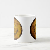 レトロの動揺してで幸せな顔のマグ コーヒーマグカップ (中央)