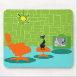 レトロの宇宙時代の子猫のマウスパッド マウスパッド<br><div class="desc">犬に所有者があり、猫にスタッフがあることが言われます。 このレトロの宇宙時代の子猫のマウスパッドのネコ科はもっと一致できませんでした! 60年代のスタイル、最小主義の芸術の設計特微世紀半ばのモダンの居間のお洒落な、黒猫。 洗練された部屋は顕著に緑、石塀を特色にします。 カーペットはティール（緑がかった色）の影が付いている水です。 部屋の調度品は一致のfootstoolが付いている黄色、sputnikライト姿、オレンジラウンジチェアおよび室内用V字型テレビアンテナを搭載する緑のテレビを含んでいます。 幸運な黒猫はテレビの前のfootstoolでとまりました見ることができます。 そのお気に入りのなショーはついています! テレビスクリーンで、私達は30分ショーの生命の問題すべてを解決する白黒、クラシックなテレビ家族を見ることができます。 このデザインは私達が私達自身そう言えばと、purrrfectです。</div>