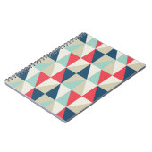 レトロの幾何学的で赤くおよび青の三角形パターン ノートブック (左側)