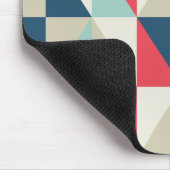 レトロの幾何学的で赤くおよび青の三角形パターン マウスパッド (コーナー)