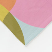 レトロの幾何学的な形状（明るいパステルカラー） フリースブランケット (角)