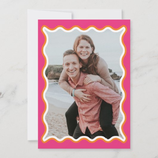 レトロの波状ピンクのオレンジ色の写真結婚の種類 招待状 (裏面)