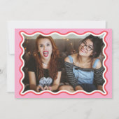 レトロの波状ピンクの赤い写真の花嫁の提案 招待状 (裏面)