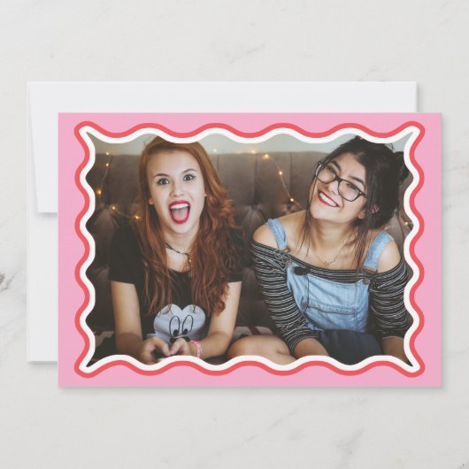 レトロの波状ピンクの赤い写真の花嫁の提案 招待状 (裏面)