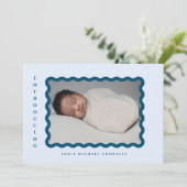レトロの波状フレーム写真の青い誕生のお知らせ 案内状 (スタンド正面)