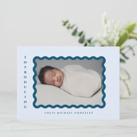 レトロの波状フレーム写真の青い誕生のお知らせ 案内状 (スタンド正面)