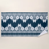 レトロの白いレースで蝶が濃い青b ビーチタオル (正面)