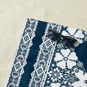 レトロの白いレースで蝶が濃い青b ビーチタオル (インサイチュ)