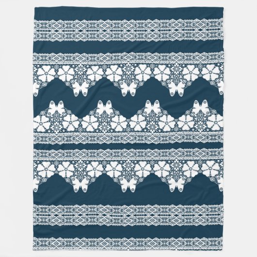 レトロの白いレースで蝶が濃い青b フリースブランケット (正面)