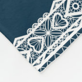 レトロの白いレースで蝶が濃い青b フリースブランケット (角)