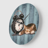 レトロの目覚し時計および子猫 ラージ壁時計 (傾斜)