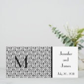 レトロの結婚式招待状のモノグラムは黒を示します 招待状 (スタンド正面)
