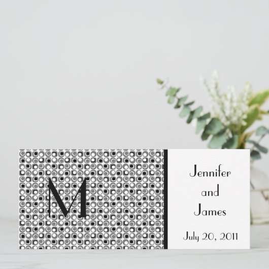 レトロの結婚式招待状のモノグラムは黒を示します 招待状 (スタンド正面)