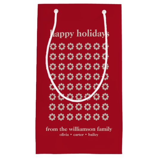 レトロの花の形をクリスマスレッドのファミリーネームで  スモールペーパーバッグ (正面)