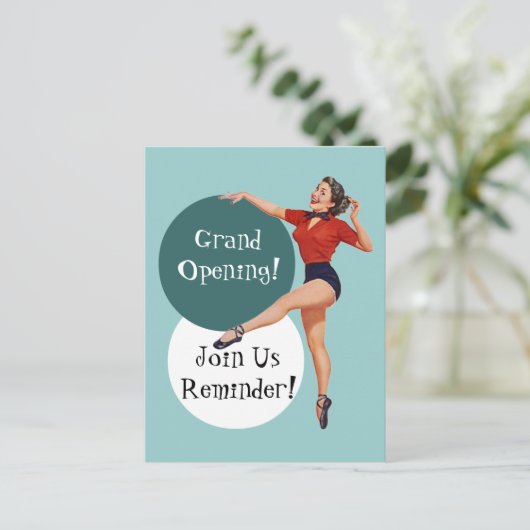 レトロの郵便はがきの幸せな女性オープンは発表します インビテーションポストカード (スタンド正面)