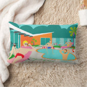 レトロの陽気なプールを囲んでのパーティのLumbarの枕 ランバークッション (ブランケット)