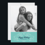 レトロの青いFlorishの休日の写真カード シーズンカード<br><div class="desc">このレトロシックなカードは季節の不朽の喜びを感情を表に出し、Zazzleのために専ら設計されています。 ヴィンテージけれどもモダンな休日の挨拶のために完成して下さい。 白い助けのカスピ海の青いボーダーおよびヴィンテージの華麗さの小さい点はあなたのお気に入りのな写真を強調します。 あなたの挨拶と完全に一致するために私達の広範な郵便料金のコレクションから包囲の休日のスタンプを加えて下さい。 包囲の封筒、はさみ金およびPocketfold®のエンクロージャはzazzle.comによって追加項目として利用できます(権利で)</div>