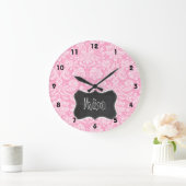 レトロの黒板のカーネーションのピンクのダマスク織パターン ラージ壁時計 (ホーム)
