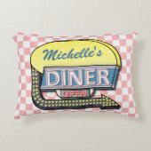 レトロの50年代のダイナーの印のピンクのチェック模様のパーソナライズ アクセントクッション (正面)