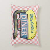 レトロの50年代のダイナーの印のピンクのチェック模様のパーソナライズ アクセントクッション (正面(垂直))