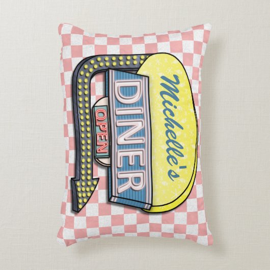 レトロの50年代のダイナーの印のピンクのチェック模様のパーソナライズ アクセントクッション (正面(垂直))