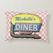 レトロの50年代のダイナーの印のピンクのチェック模様のパーソナライズ アクセントクッション (裏面)