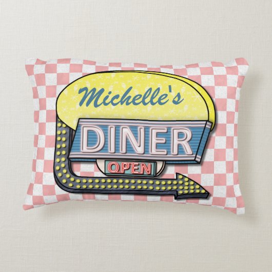 レトロの50年代のダイナーの印のピンクのチェック模様のパーソナライズ アクセントクッション (裏面)