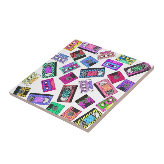 レトロの80年代の90年代のネオンパターン(の模様が)あるなカセットテープ タイル (側面)