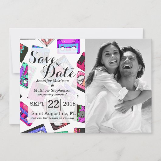 レトロの80年代の90年代のネオンパターン（の模様が）あるなカセットテープ 招待状 (正面)