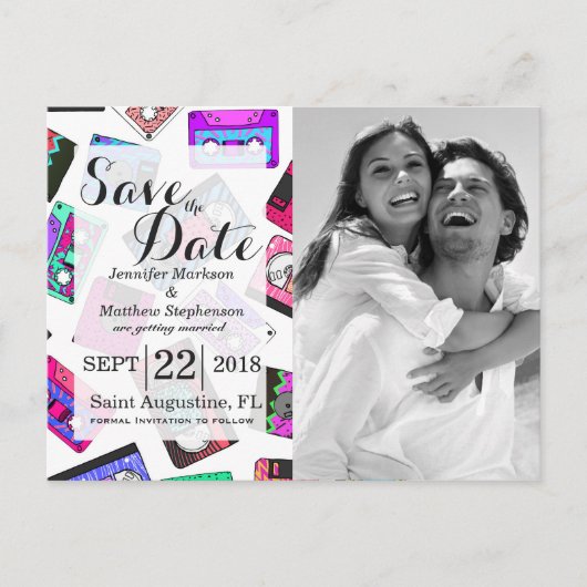 レトロの80年代の90年代のネオンパターン(の模様が)あるなカセットテープ 案内ポストカード (正面)