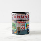 レトロの"ドーナツ着陸の"はコーヒー・マグ鳴きます ツートーンマグカップ (中央)