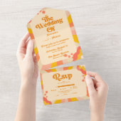 レトロのGroovyピンクと金ゴールド結婚波の全てを1つに オールインワン招待状 (貼ってはがせる)