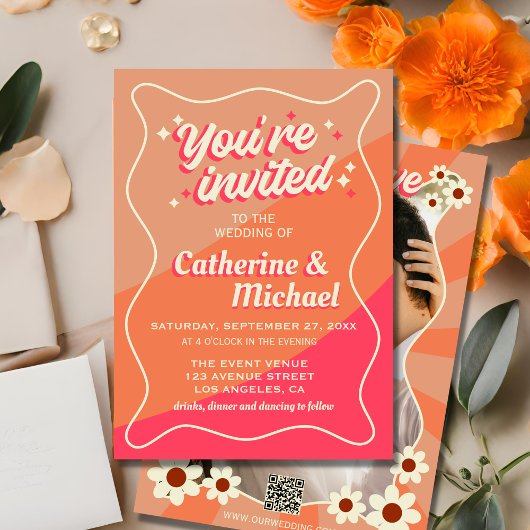 レトロはっきりしたグルーヴカラフルタイポグラフィ70年代結婚の 招待状