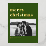 レトロはっきりしたタイポグラフィグリーンメリークリスマスフォト 箔シーズンポストカード<br><div class="desc">メリークリスマス!このカスタマイズ可能な金ゴールドフォイルのクリスマスポストカードで家族や友人に休日の願いを送信する。クリスマスツリーはっきりしたアクセントのレトロなタイポグラフィ。このフォトホリデー葉書をカスタマイズするには、独自の詳細を追加する。このモダンクリスマスハガキは他の色で販売されている。</div>