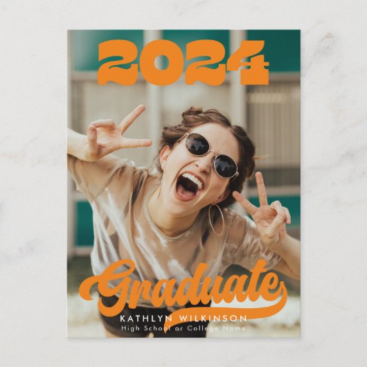 レトロはっきりしたタイポグラフィトレンディー写真おもしろい卒業 インビテーションポストカード (正面)