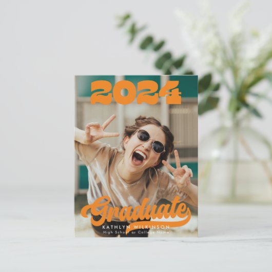 レトロはっきりしたタイポグラフィトレンディー写真おもしろい卒業 案内ポストカード (スタンド正面)