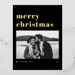 レトロはっきりしたタイポグラフィブラックメリークリスマスフォト 箔シーズンポストカード<br><div class="desc">メリークリスマス!このカスタマイズ可能な金ゴールドフォイルのクリスマスポストカードで家族や友人に休日の願いを送信する。クリスマスツリーはっきりしたアクセントのレトロなタイポグラフィ。このフォトホリデー葉書をカスタマイズするには、独自の詳細を追加する。このモダンクリスマスハガキは他の色で販売されている。</div>