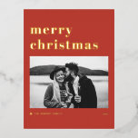 レトロはっきりしたタイポグラフィレッドメリークリスマスフォト 箔シーズンポストカード<br><div class="desc">メリークリスマス!このカスタマイズ可能な金ゴールドフォイルのクリスマスポストカードで家族や友人に休日の願いを送信する。クリスマスツリーはっきりしたアクセントのレトロなタイポグラフィ。このフォトホリデー葉書をカスタマイズするには、独自の詳細を追加する。このモダンクリスマスハガキは他の色で販売されている。</div>